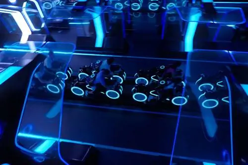 Гости на легком велосипеде TRON в парке Волшебного королевства Диснея