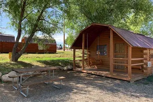скамейка и кабина в парке Oasis RV в Дуранго, Колорадо