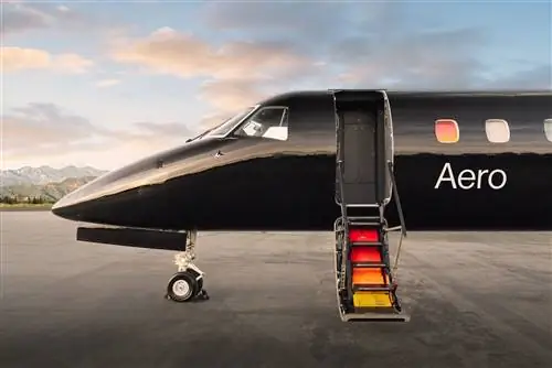 Дверь открыта в самолете Aero