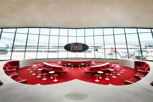 Широкий вид на затонувший салон в TWA
