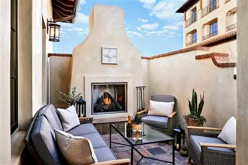 Камин в патио и места для сидения в Inn at the Mission San Juan Capistrano