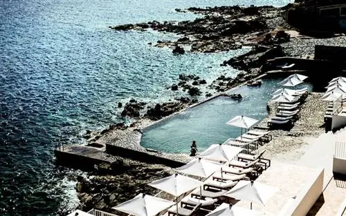 Бассейн с морской водой в отеле Les Roches Rouges