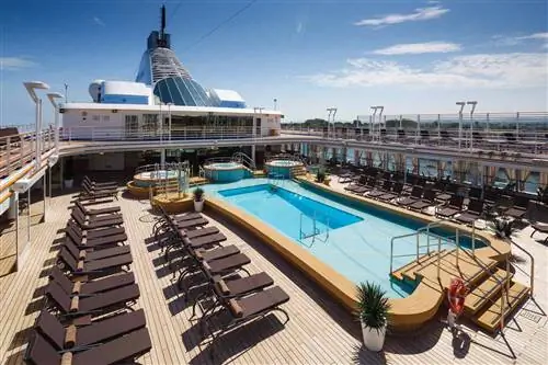 Бассейн и зона отдыха на палубе бассейна корабля Silver Spirit компании Silversea.