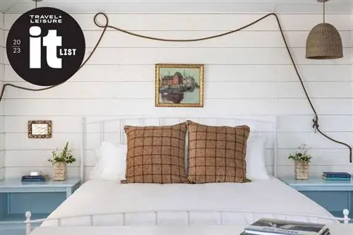 Спальня в S alt Cottages с морским декором