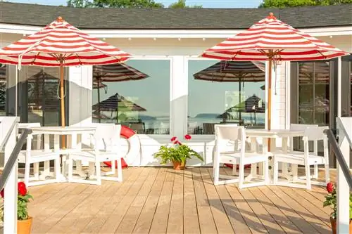 Обеденная зона патио в S alt Cottages в штате Мэн с красно-белой тематикой