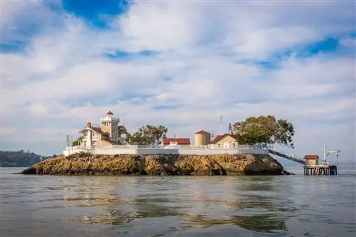 Станция East Brother Light Station - это отреставрированный калифорнийский викторианский маяк, расположенный на вершине острова Ист-Братер.