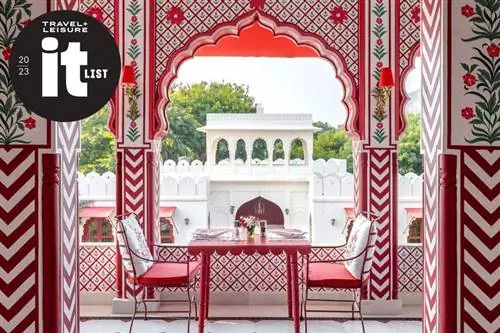 Стол на двоих на террасе виллы Palladio Jaipur