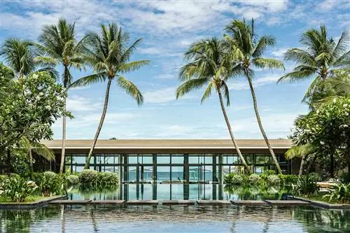 Главный бассейн в отеле Regent Phu Quoc