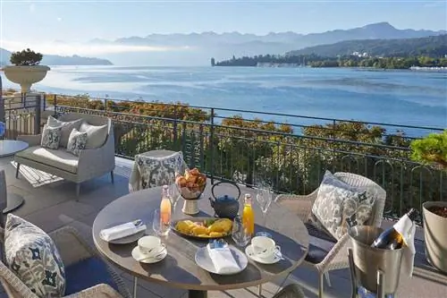 Стол на балконе гостевой комнаты в Mandarin Oriental Lucern.
