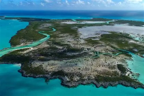 Вид с воздуха на Shroud Cay в окружении бирюзовой воды