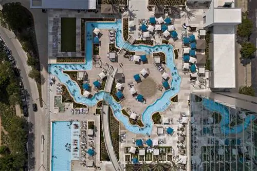 Вид с высоты птичьего полета на ленивую реку в форме Техаса в отеле Marriot Marquis Houston.