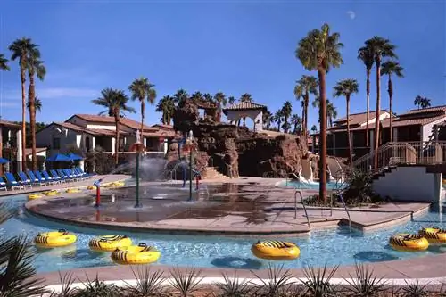 Спокойная ленивая река в Omni Rancho Las Palmas