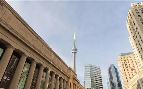Вид на Канадскую национальную башню (CN Tower) со станции Union в Торонто, Онтарио.