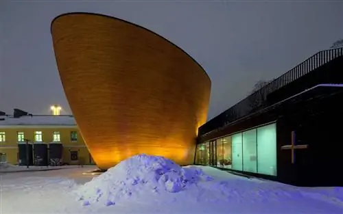 Внешний вид современного здания в Хельсинки, Финляндия, под названием Часовня молчания Камппи.