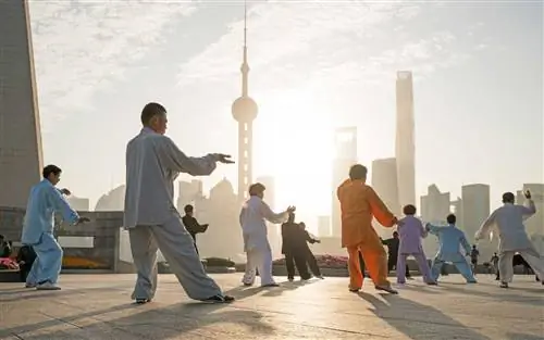 Люди занимаются тай-чи в районе Бунд, Шанхай.