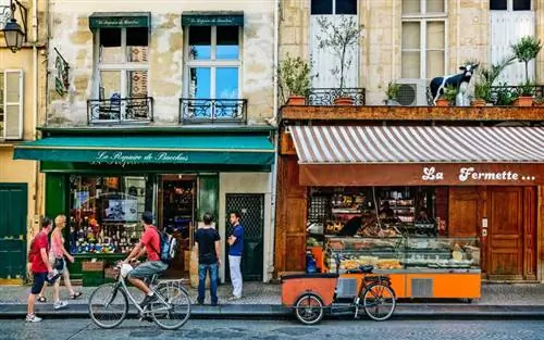 Сцена на улице Монторгей во втором округе Парижа