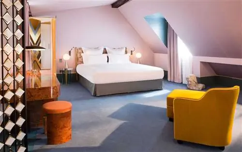 Комната в отеле Saint Marc в Париже, Франция.