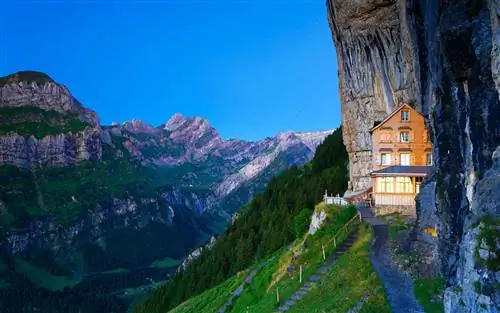 Этот гостевой дом в швейцарских Альпах находится на склоне скалы