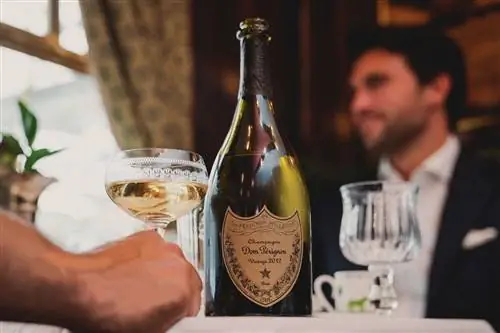 Гость пьет Dom Perignon на борту Belmond British Pullman.