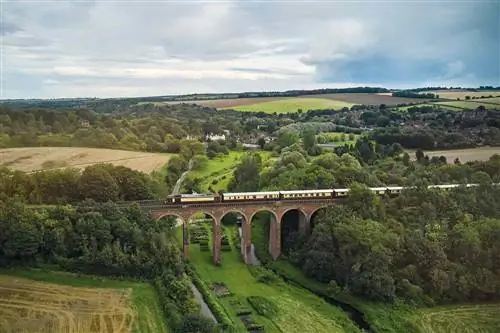 В этом роскошном поезде, проходящем через английскую сельскую местность, теперь проходит загадочное убийство с обедом из 5 блюд