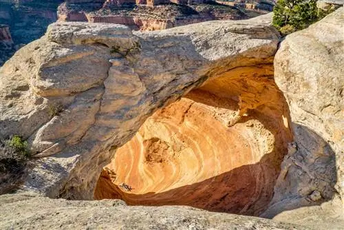 Одна из многочисленных арок из песчаника в каньоне Гремучей змеи, популярном районе для пеших прогулок недалеко от Гранд-Джанкшн, штат Колорадо.