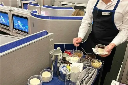 Тележка с мороженым на борту первого рейса United в Дубай.