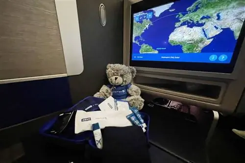 Вещи и карта на борту первого рейса United в Дубай