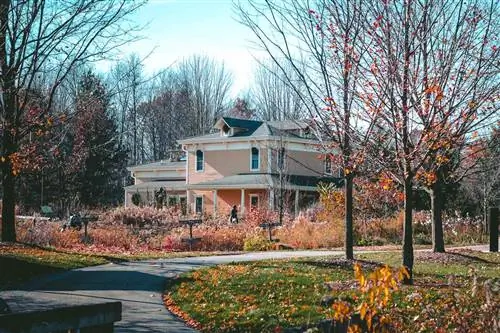 Очаровательный дом на пешеходной дорожке осенью в Гранд-Рапидс, штат Мичиган.