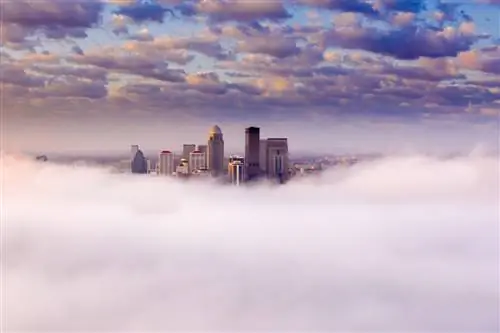 Город Луисвилл в облаках с потрясающим видом на облака, Кентукки