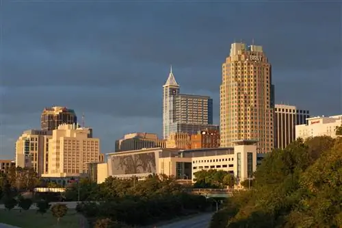 Горизонт центра города Роли, Северная Каролина, в золотой световой час в ясный день
