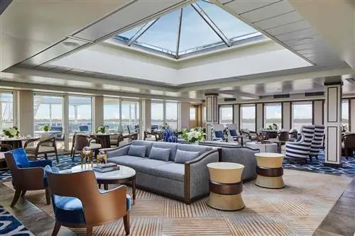 Sky Lounge на борту речного круизного лайнера American Symphony компании American Cruise Lines