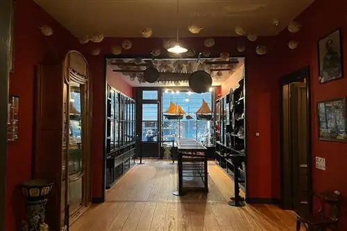 Интерьер корабельного магазина и музея в Де Панне, Бельгия