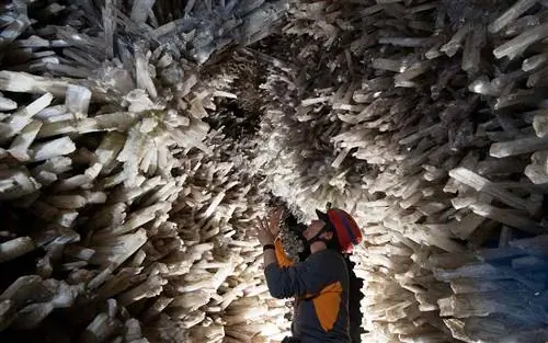 Naica Mine Crystal Caves гипс Мексика исследование National Geographic Cavers