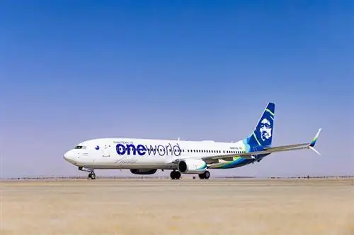 Самолет авиакомпании oneworld Alaska Airlines на взлетно-посадочной полосе