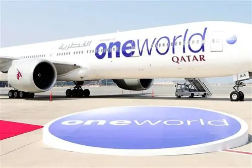 Qatar Airlines в ливрее One World на взлетно-посадочной полосе аэропорта