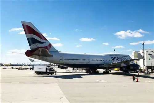 Самолет OneWorld в международном аэропорту Майами во Флориде.