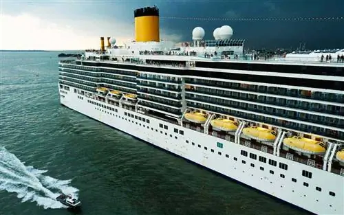 Шторм нависает над морем, круизный лайнер в гавани