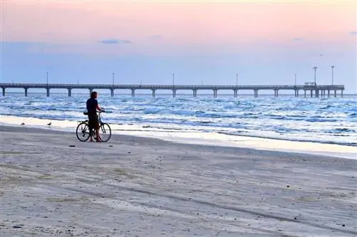 Поездка на велосипеде на пляж, чтобы полюбоваться прекрасным восходом солнца в Порт-Аранзасе.