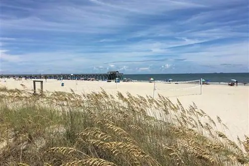 Пляж с волейбольными сетками на острове Тайби