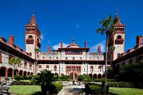 Вход в колледж Флаглера в Сент-Огастине, Флорида.