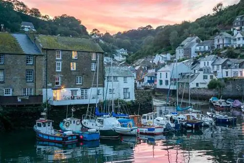 Корнуоллская рыбацкая деревня Полперро в Англии на рассвете