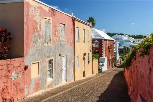 Красочные дома на старой улице в Сент-Джордж, Бермудские острова