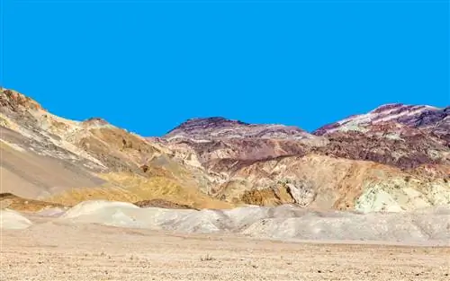 Скальные образования вдоль артистов едут в Долину Смерти