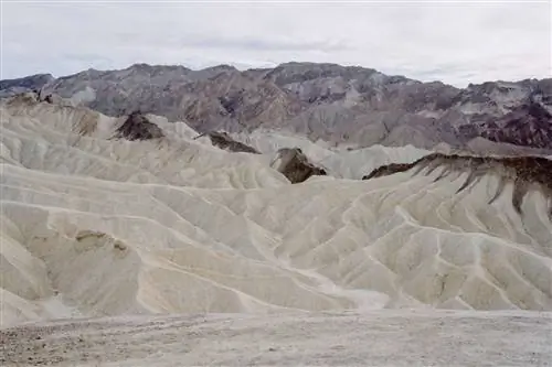 Белые песчаные дюны и горы в Долине Смерти