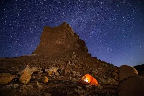 Кемпинг под звездами в стране каньонов, кемпинг Goblin Valley, штат Юта