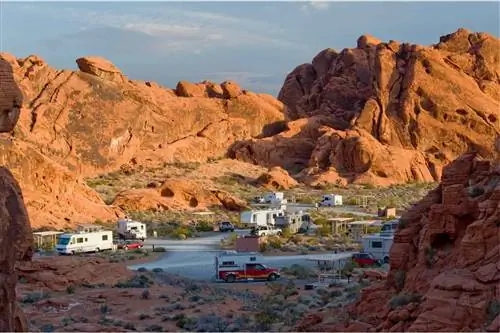 Вид с воздуха на кемпинг Atlatl Rock, государственный парк Valley of Fire