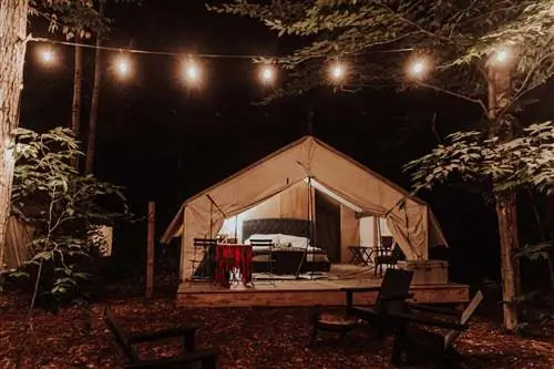 Палатка для глэмпинга, освещенная ночью