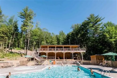 Люди в бассейне в Хаттопии