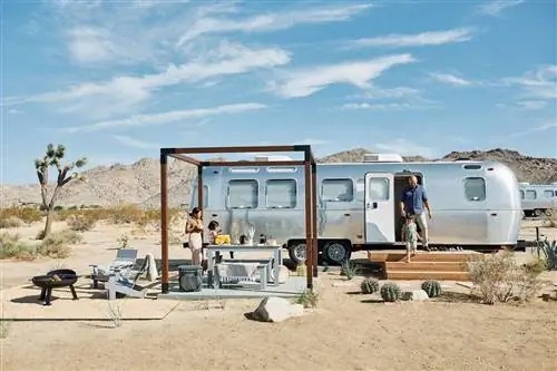 Семья возле трейлера Airstream