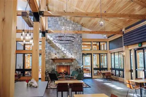 Общая зона с камином в Terramore